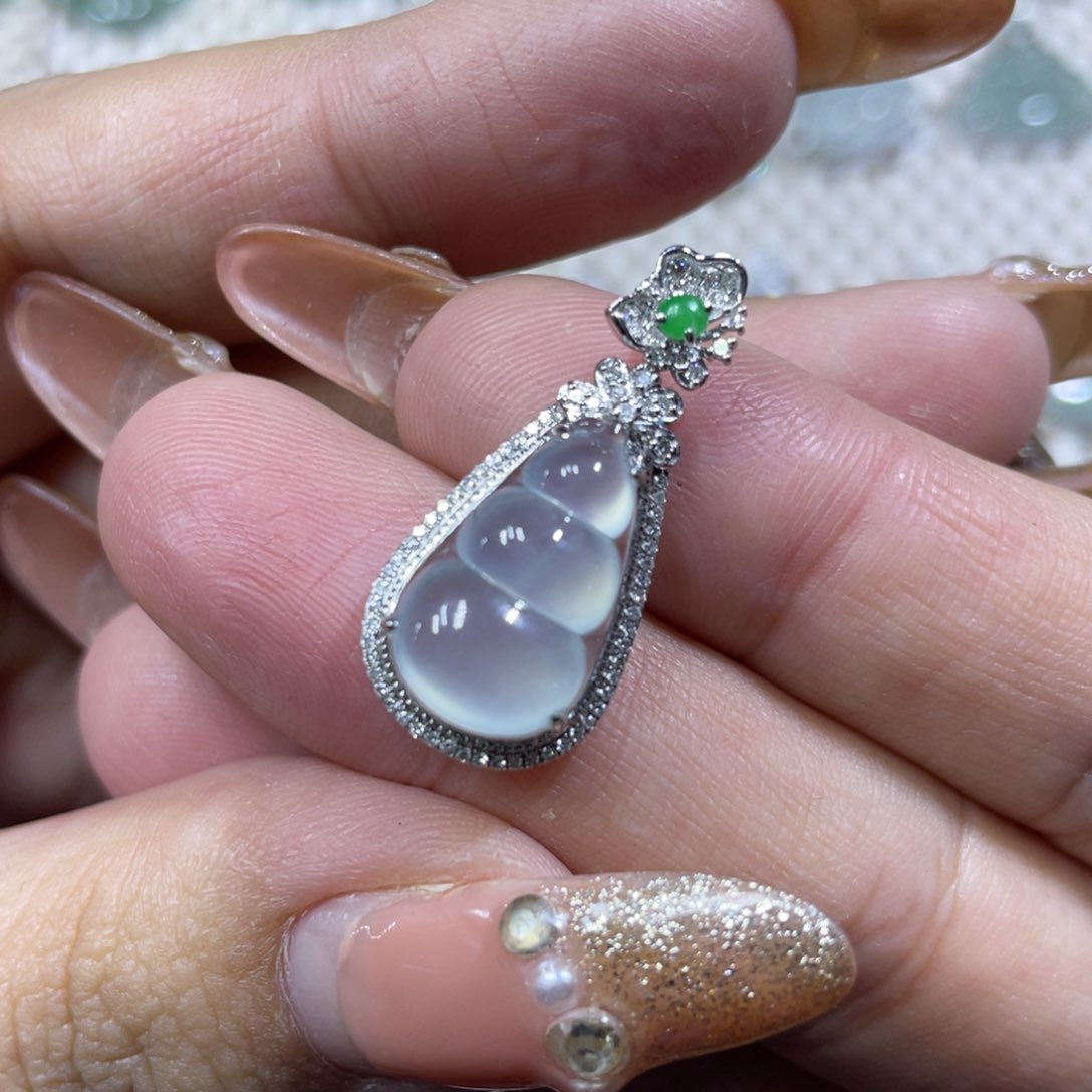 翡翠颈饰18K金镶嵌豆子