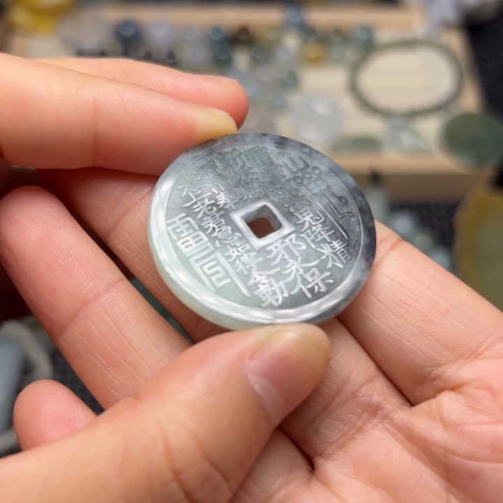 翡翠未镶嵌颈饰山鬼花钱