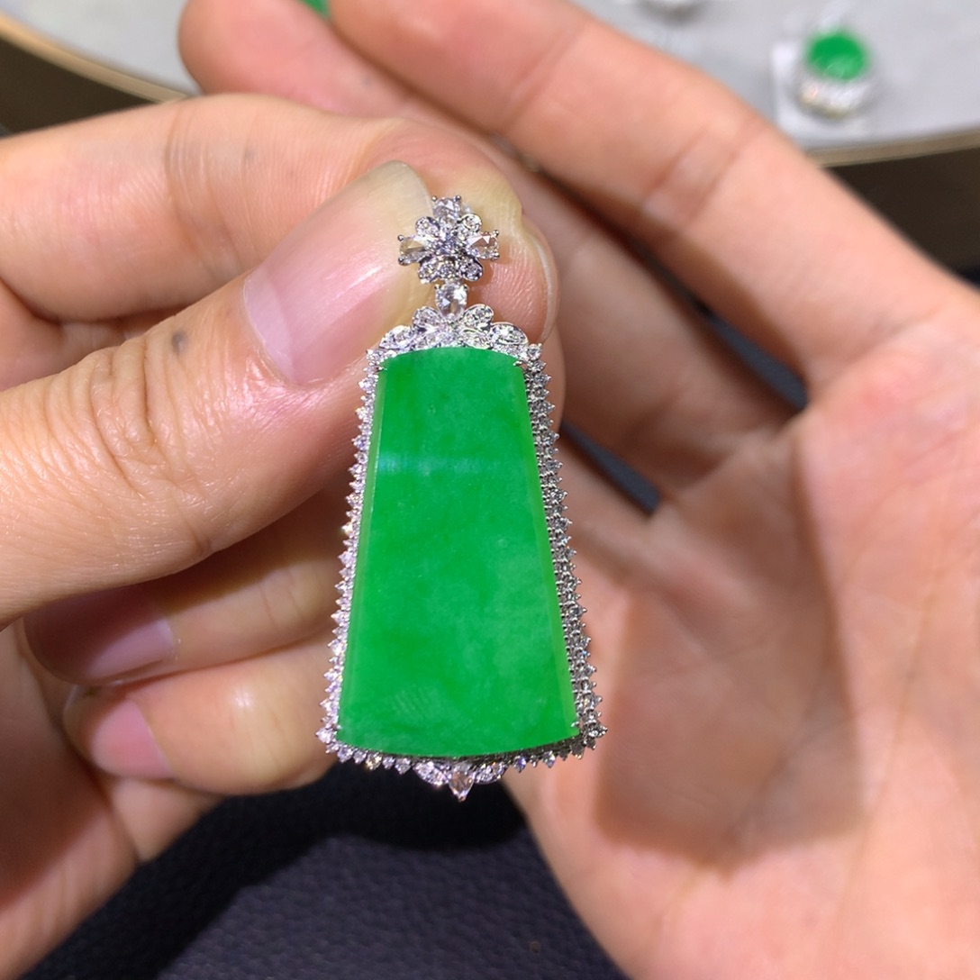 翡翠颈饰18K金镶嵌翡翠