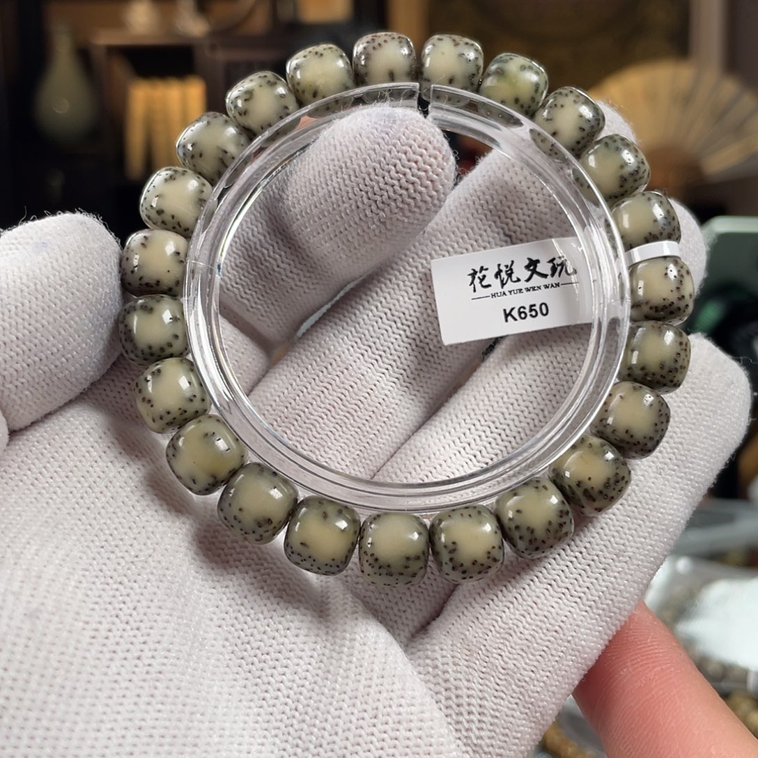 手串星月菩提10x9 绿糯冰双留白 K650