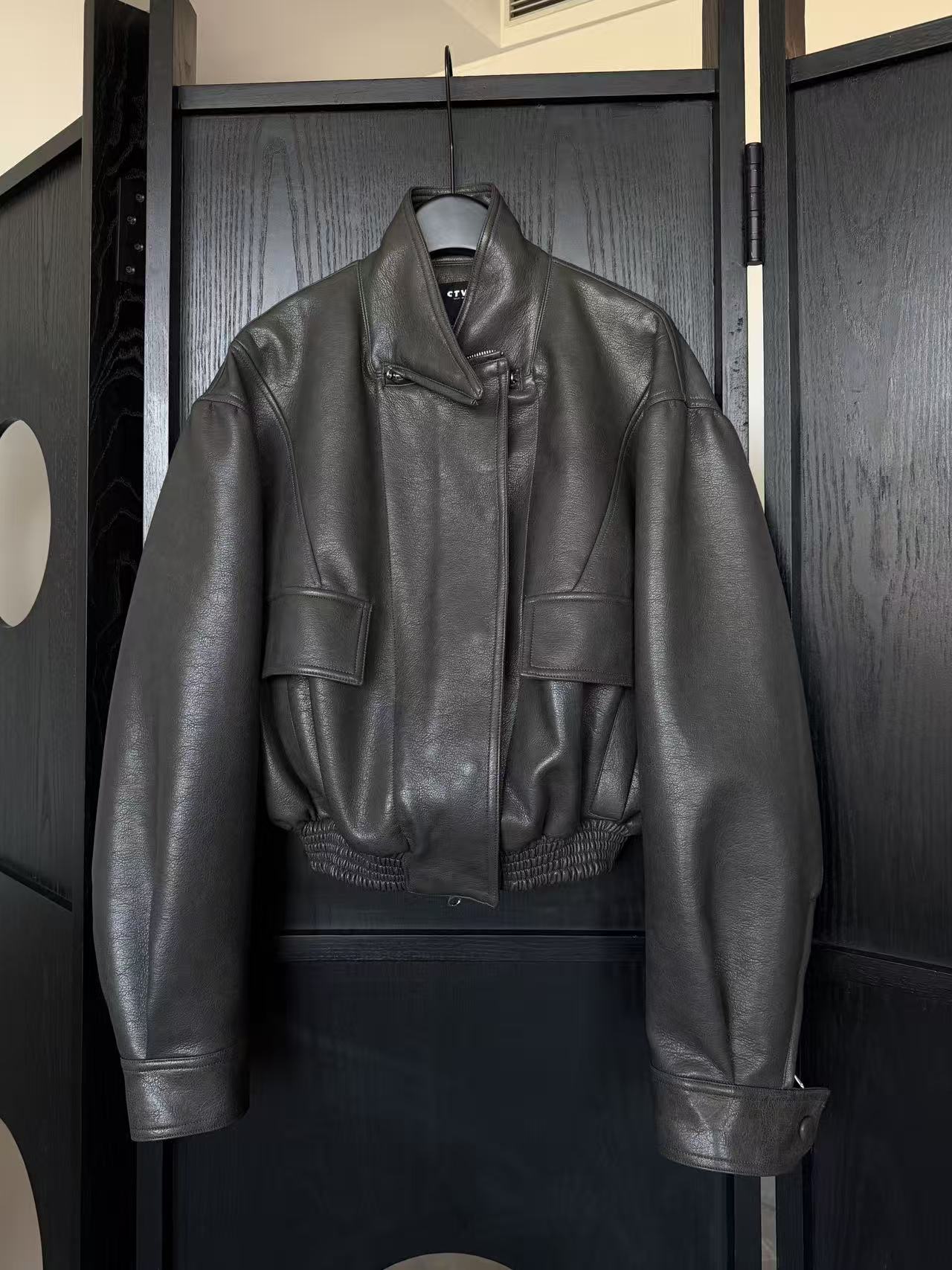 拉链领泡泡袖夹克皮衣外套、