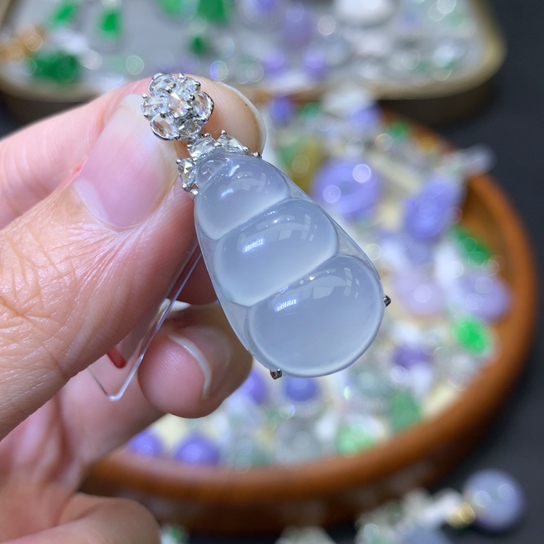 颈饰18K金镶嵌翡翠