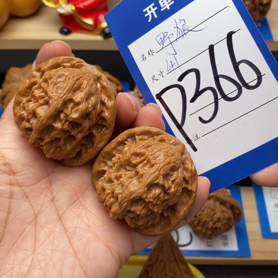 文玩核桃吊坠野狼核桃