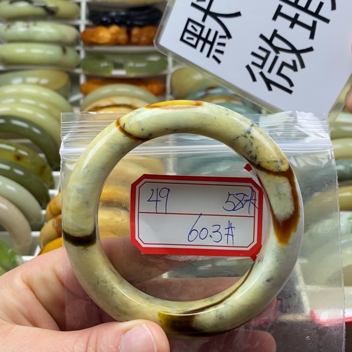 蛇纹石玉颈饰未镶嵌