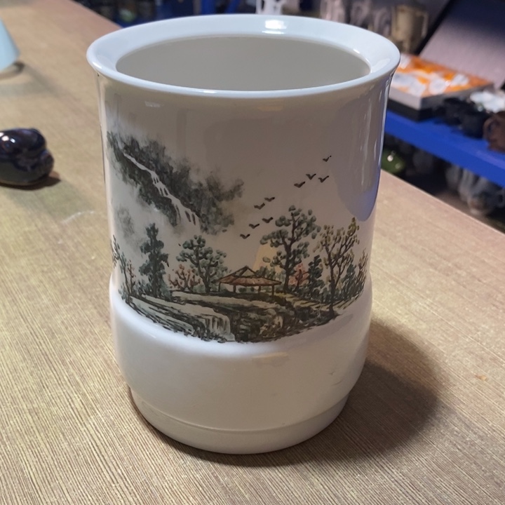 瓷片手绘山水笔筒一个