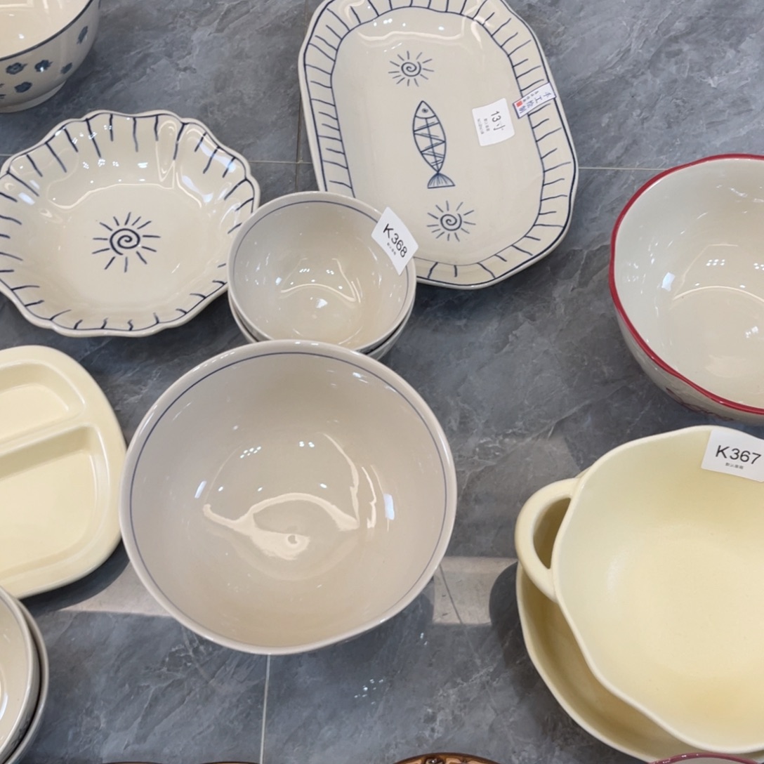 小***呀陶瓷微瑕餐具介意勿拍，满18飞！四个碗