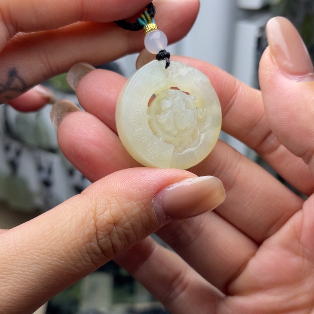 岫玉未镶嵌颈饰福牌