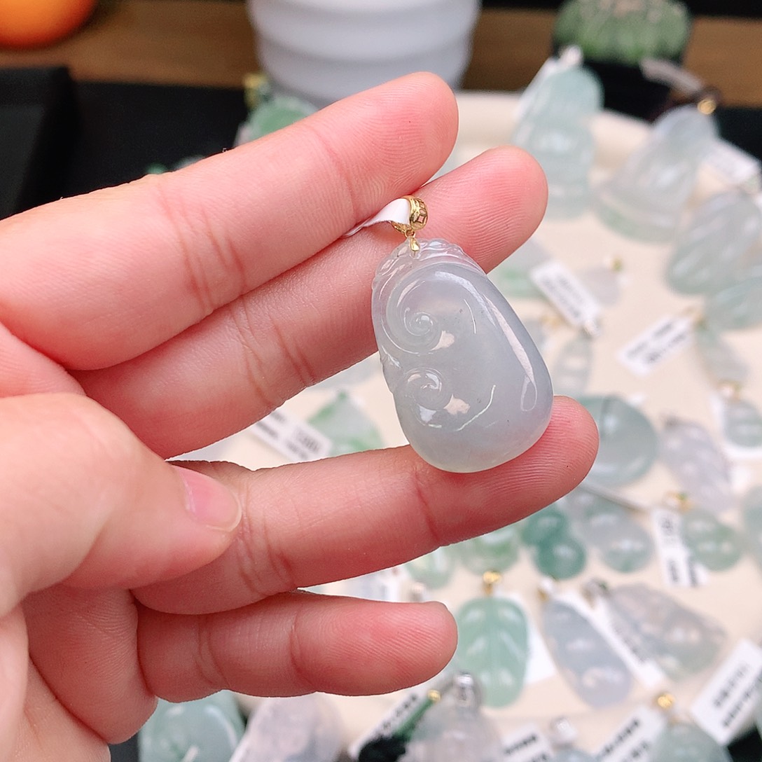 翡翠颈饰18K金镶嵌冰胶如意