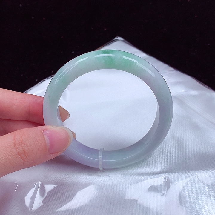 翡翠手镯未镶嵌翡翠