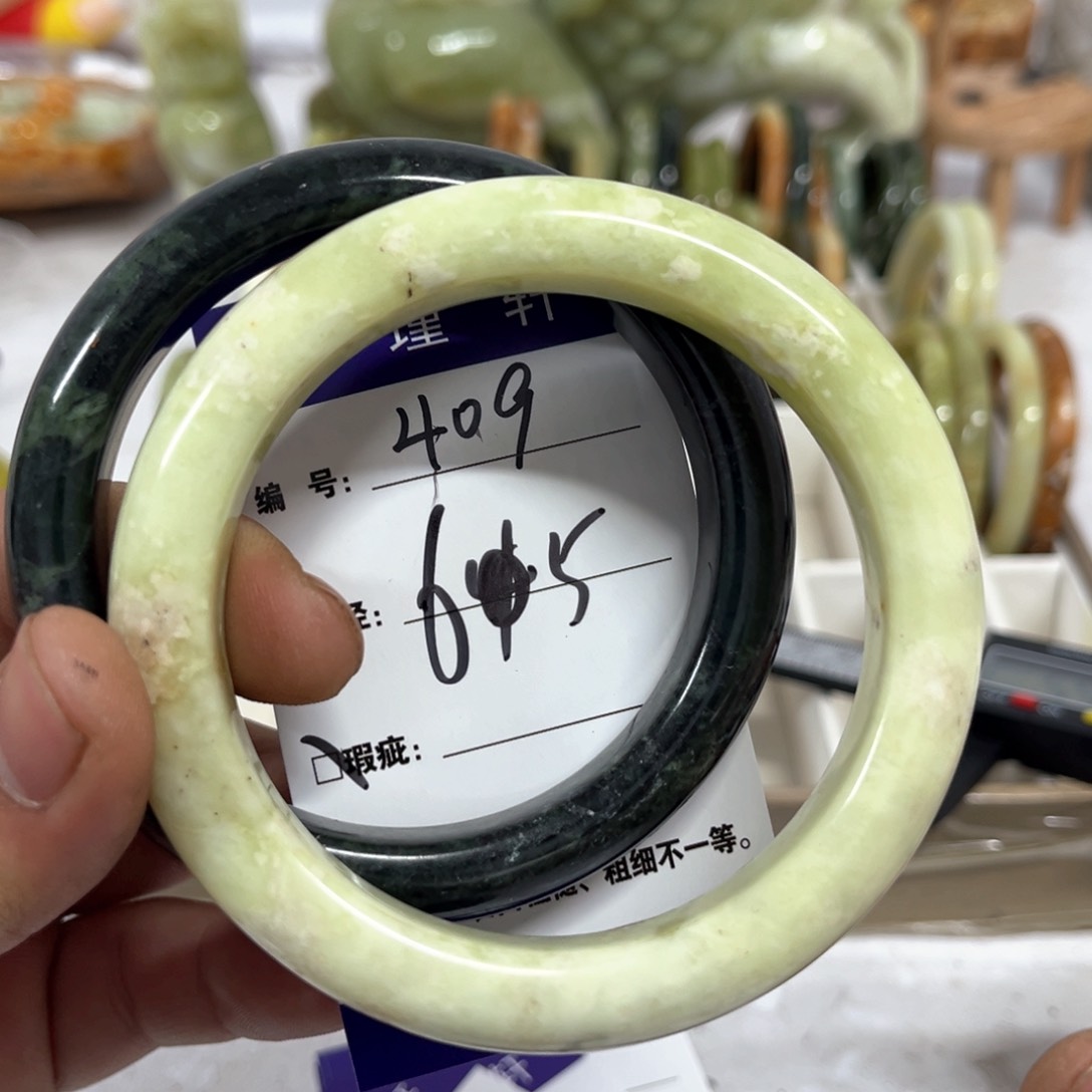 蛇纹石玉手镯未镶嵌