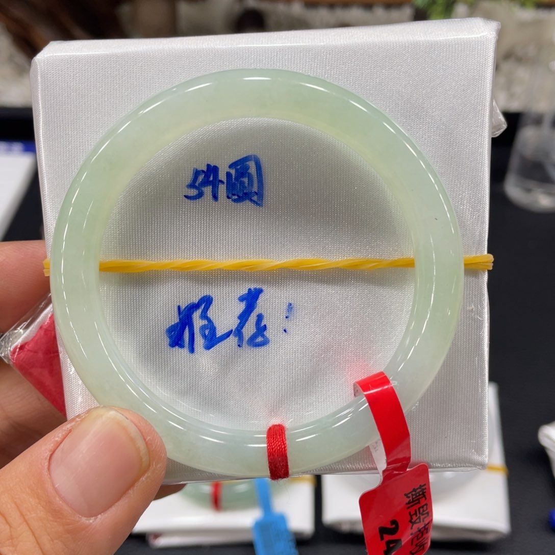 翡翠手镯未镶嵌翡翠