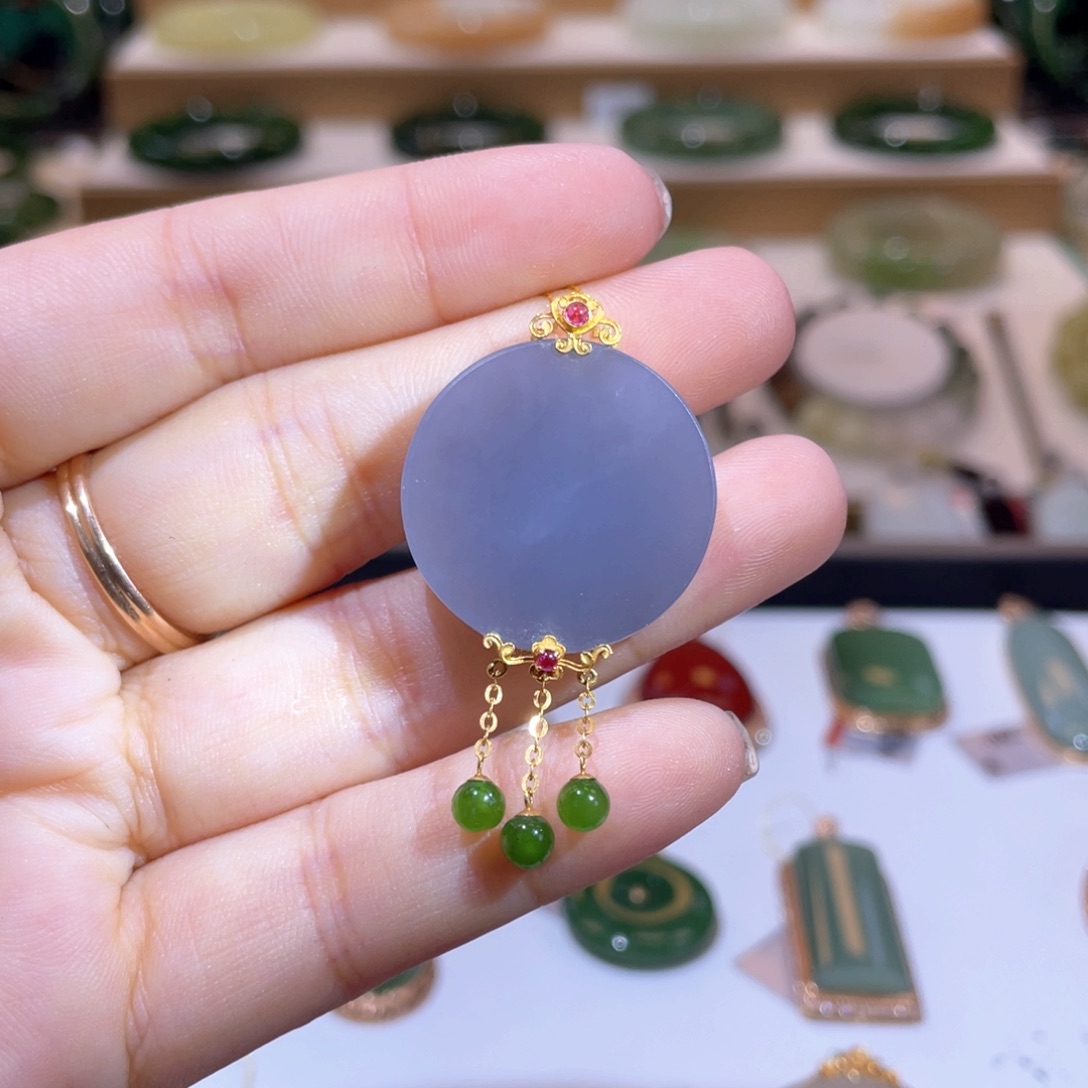 和田玉18K金镶嵌颈饰高品烟紫吊坠