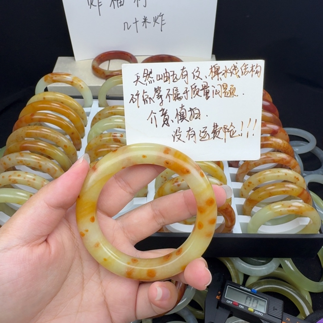 夙***、蛇纹石玉未镶嵌手镯