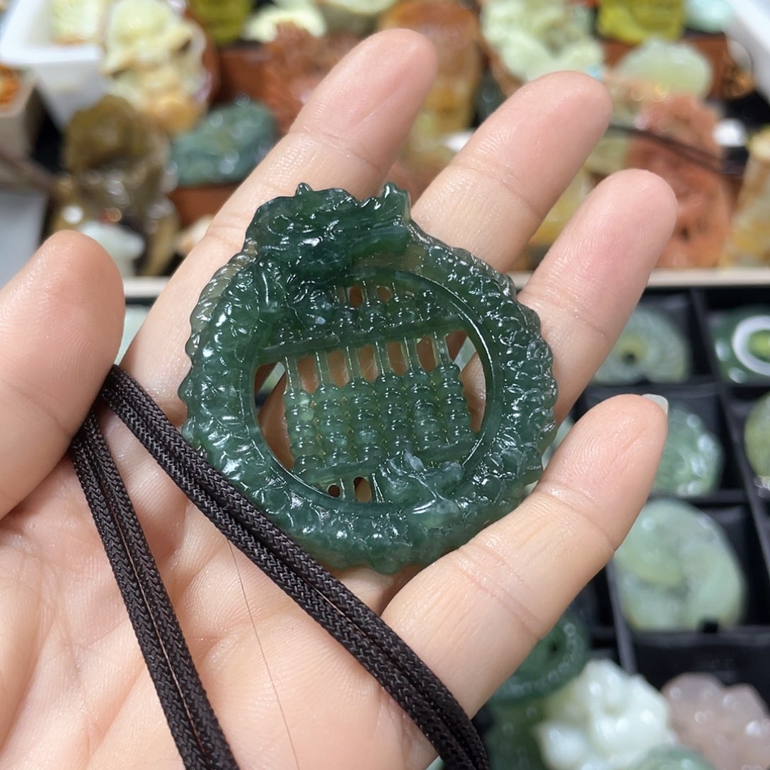 蛇纹石玉颈饰未镶嵌