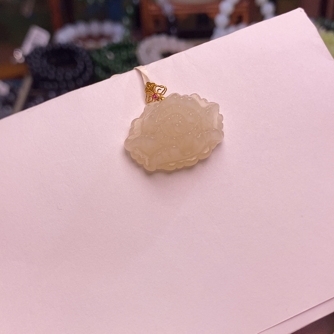 和田玉未镶嵌颈饰藕粉老熟料金镶牡丹花