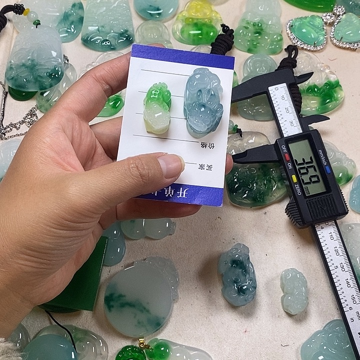 用***4翡翠未镶嵌颈饰皮丘2 