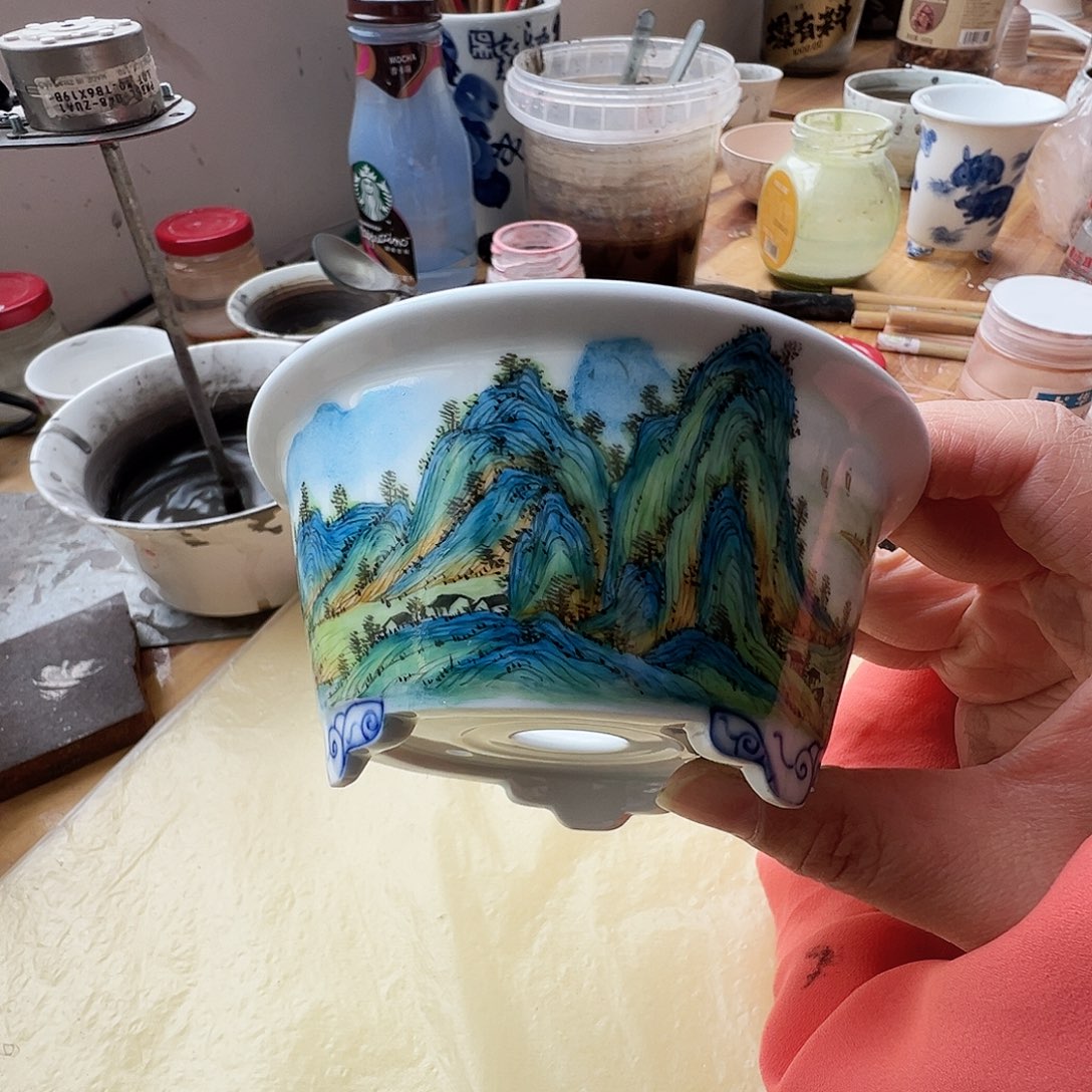 摆件手绘画的陶瓷摆件