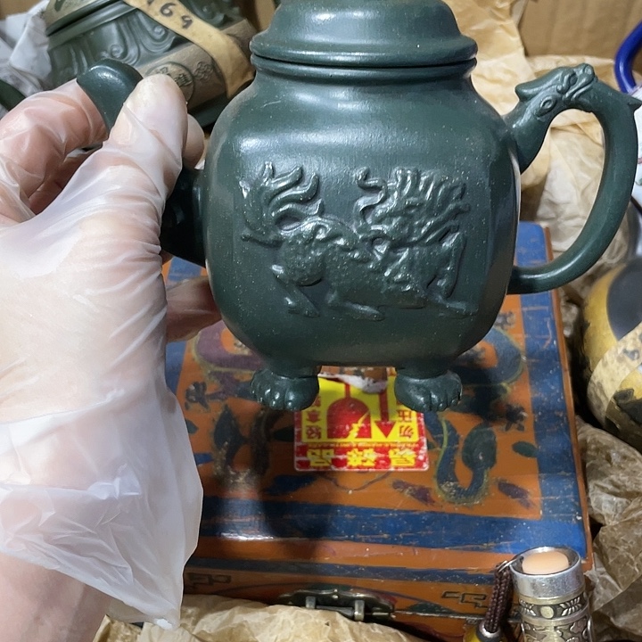 茶壶紫砂矿泥料，手工制作的一把紫砂壶。