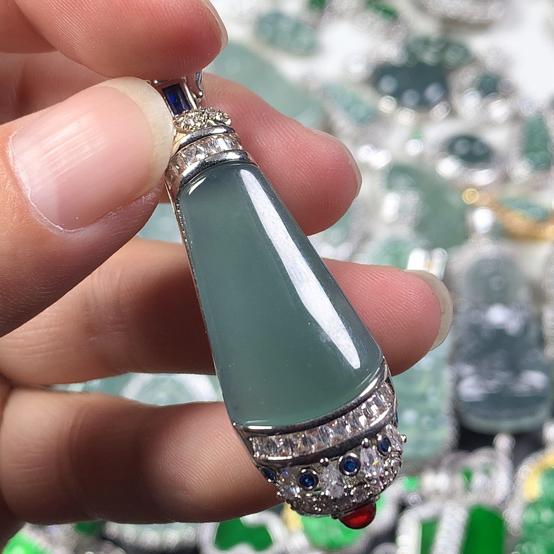 翡翠未镶嵌颈饰无事牌