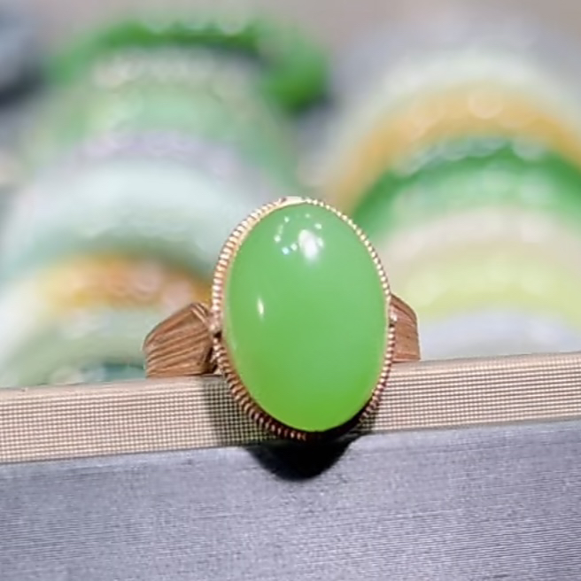 和田玉俄料碧玉苹果绿戒指18k金镶嵌