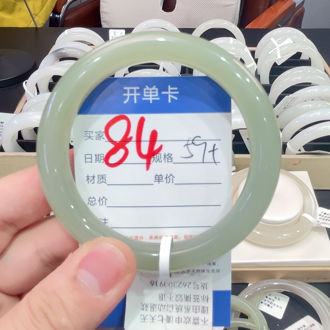 和田玉手镯未镶嵌甜**?