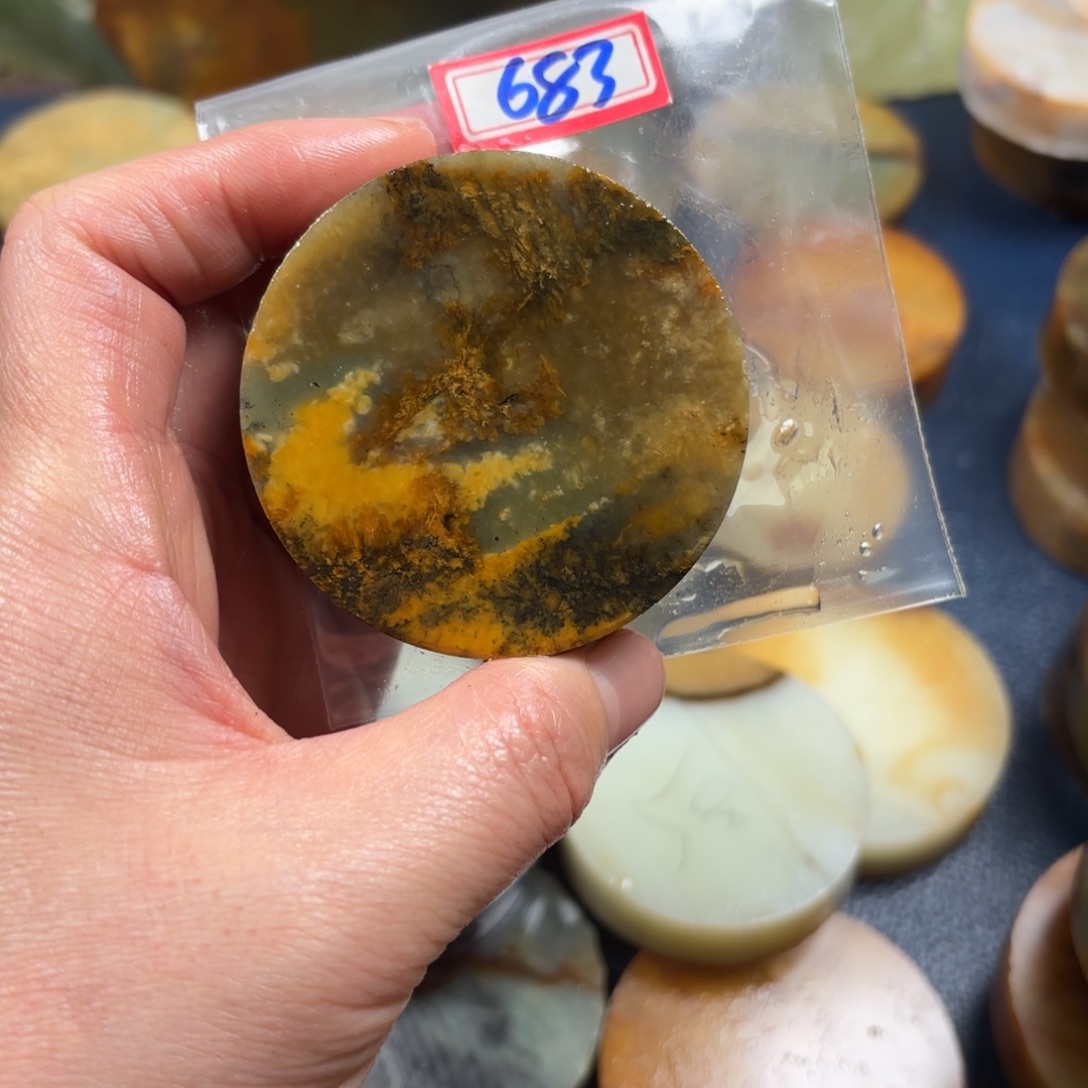 溪****蛇纹石玉未镶嵌珠宝半成品