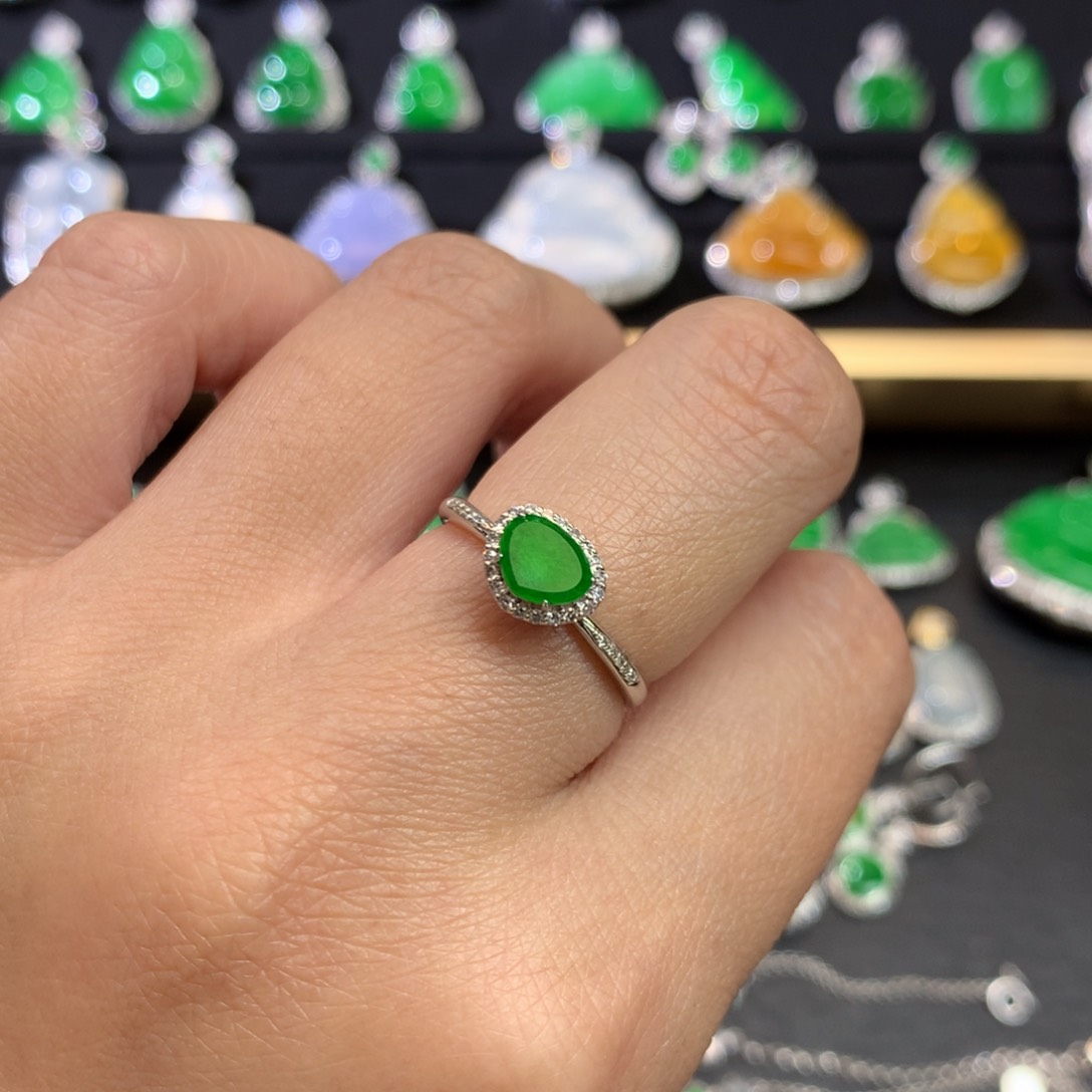 翡翠18K金镶嵌戒指绿