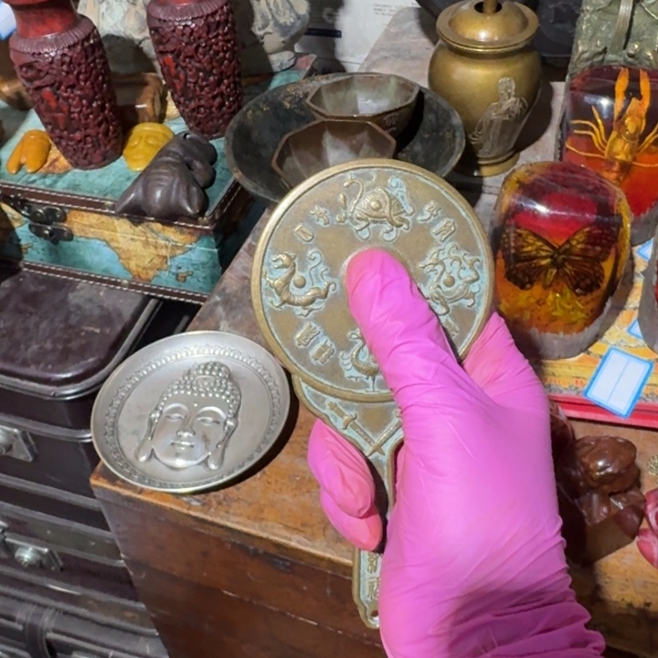 铜铜的镜子一个炸漏