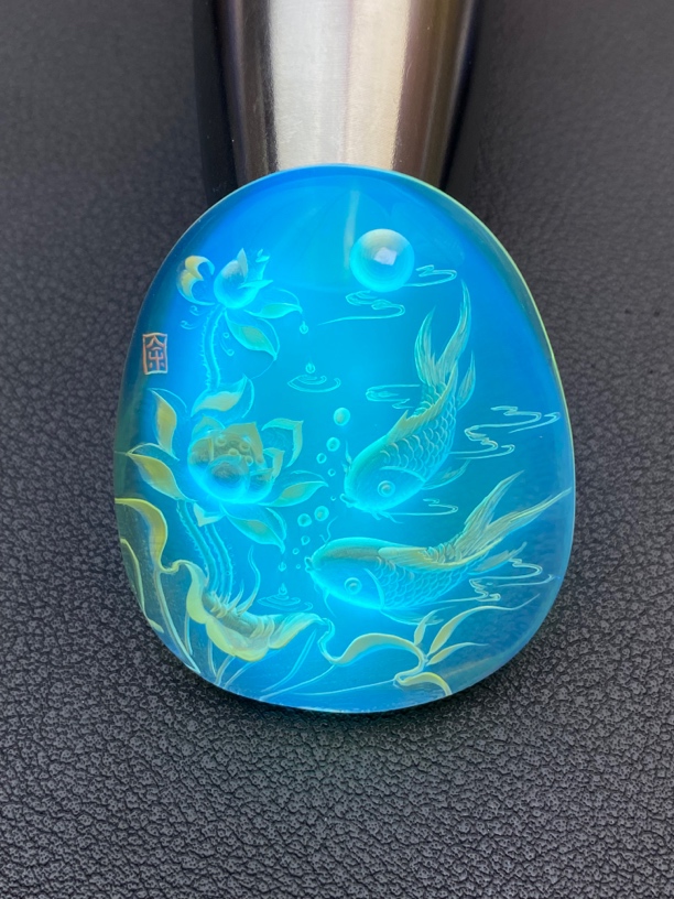 蓝珀阴雕 连年有余 余贤国大师作品