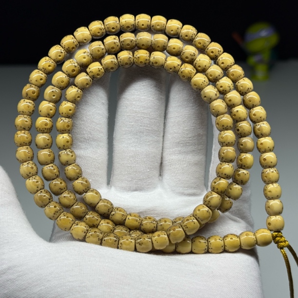 星月脖挂 7.5X6.6 大留白直切鼓 全带月 同枝石玉绿润料打底120粒