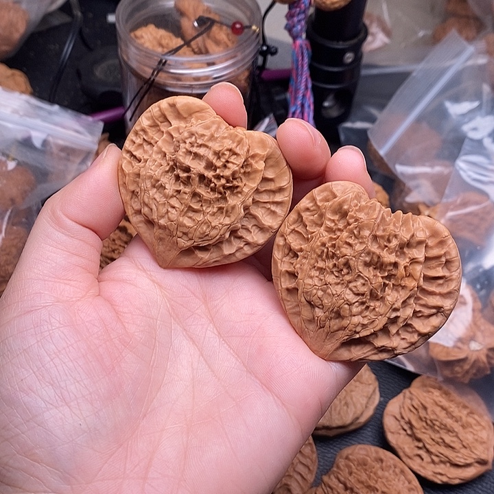 河***地文玩核桃吊坠桃心一对