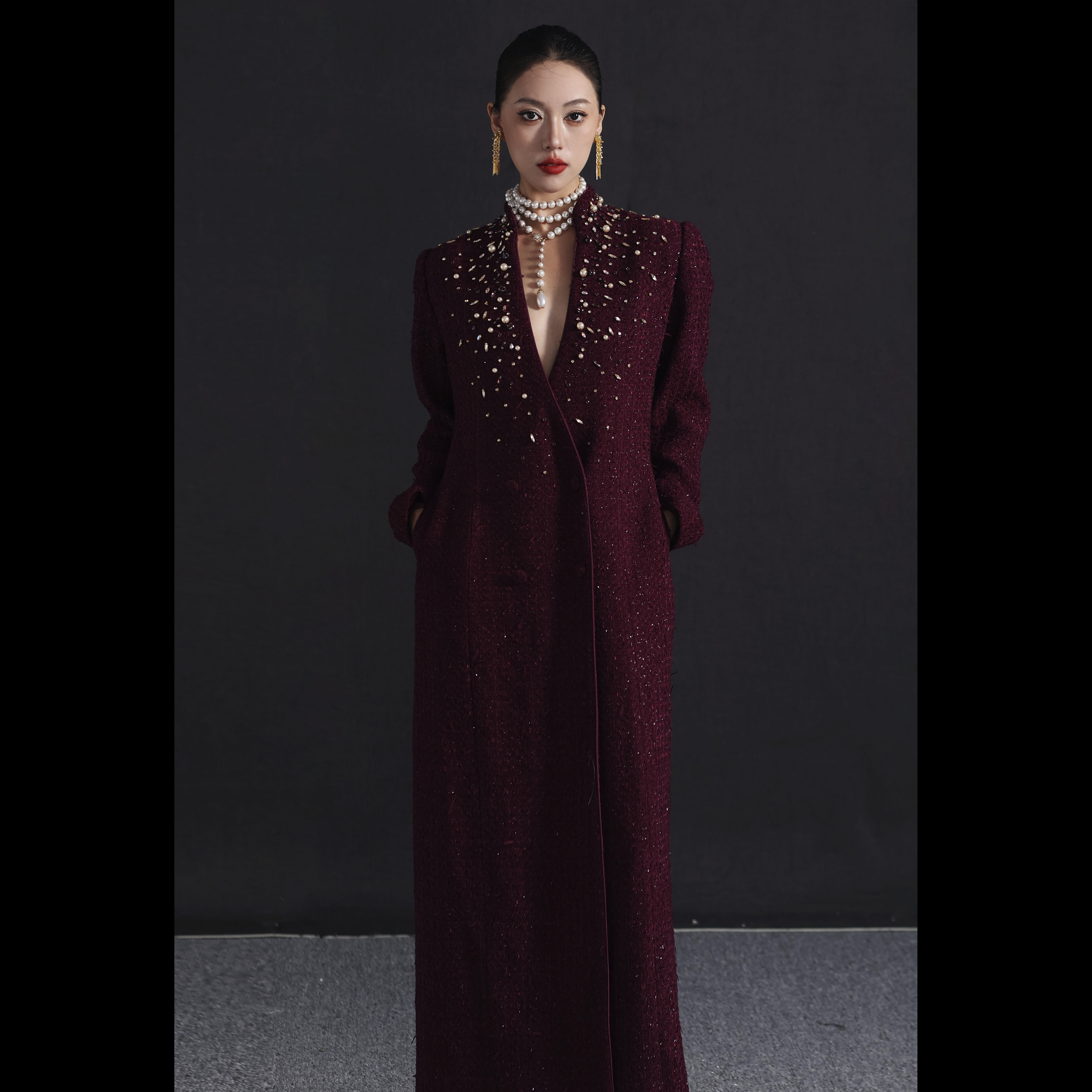 复古粗花呢长外套：摩登女士的高级定制风尚