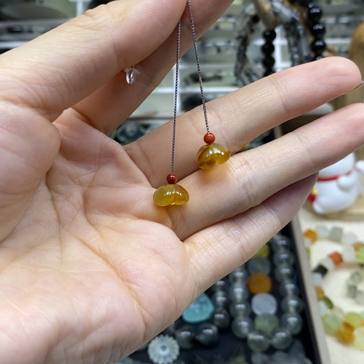 蛇纹石玉未镶嵌耳饰