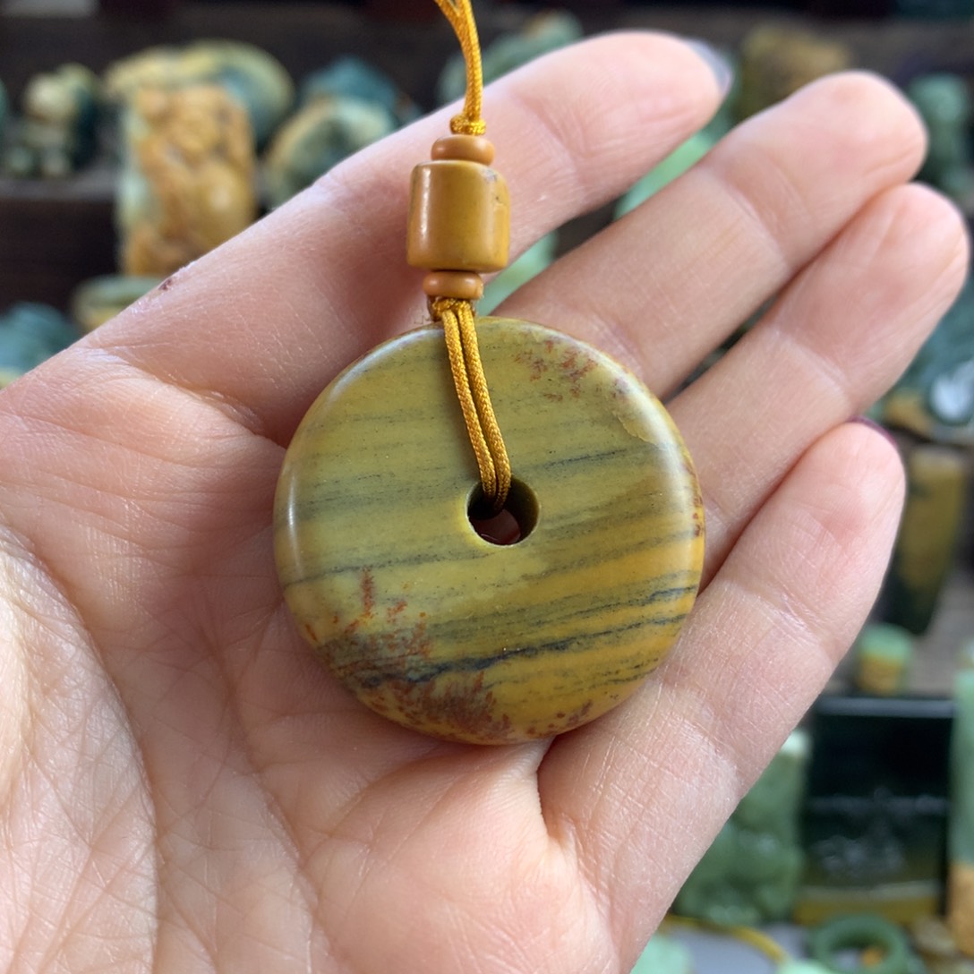 岫岩河磨玉（透闪石质玉）挂件未镶嵌胡***?