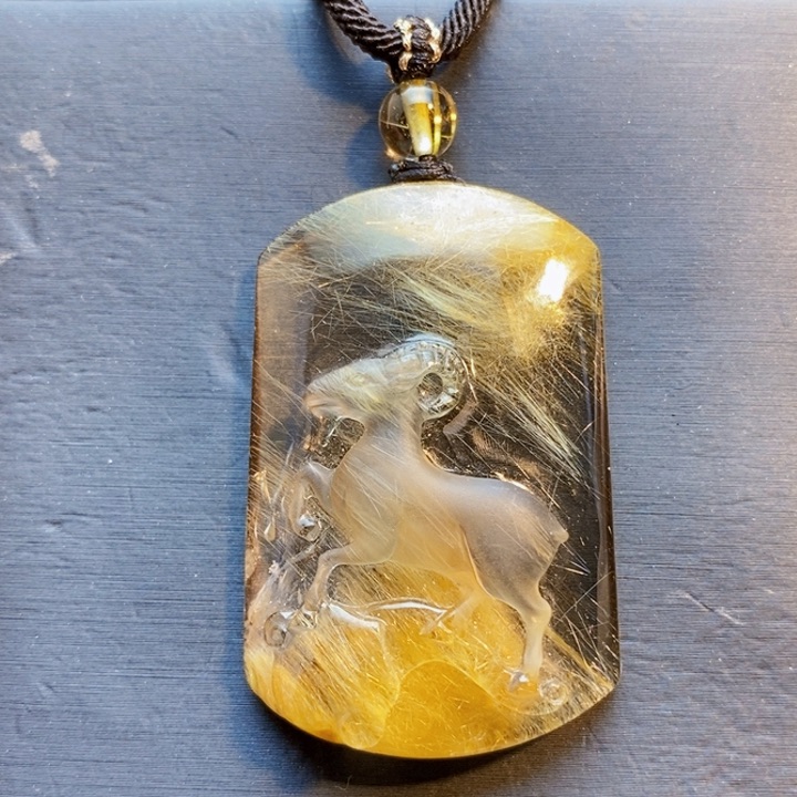 颈饰未镶嵌发晶天然白体金发晶生肖羊羊得意无事牌