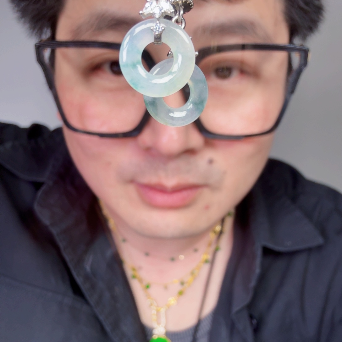 翡翠未镶嵌颈饰一对