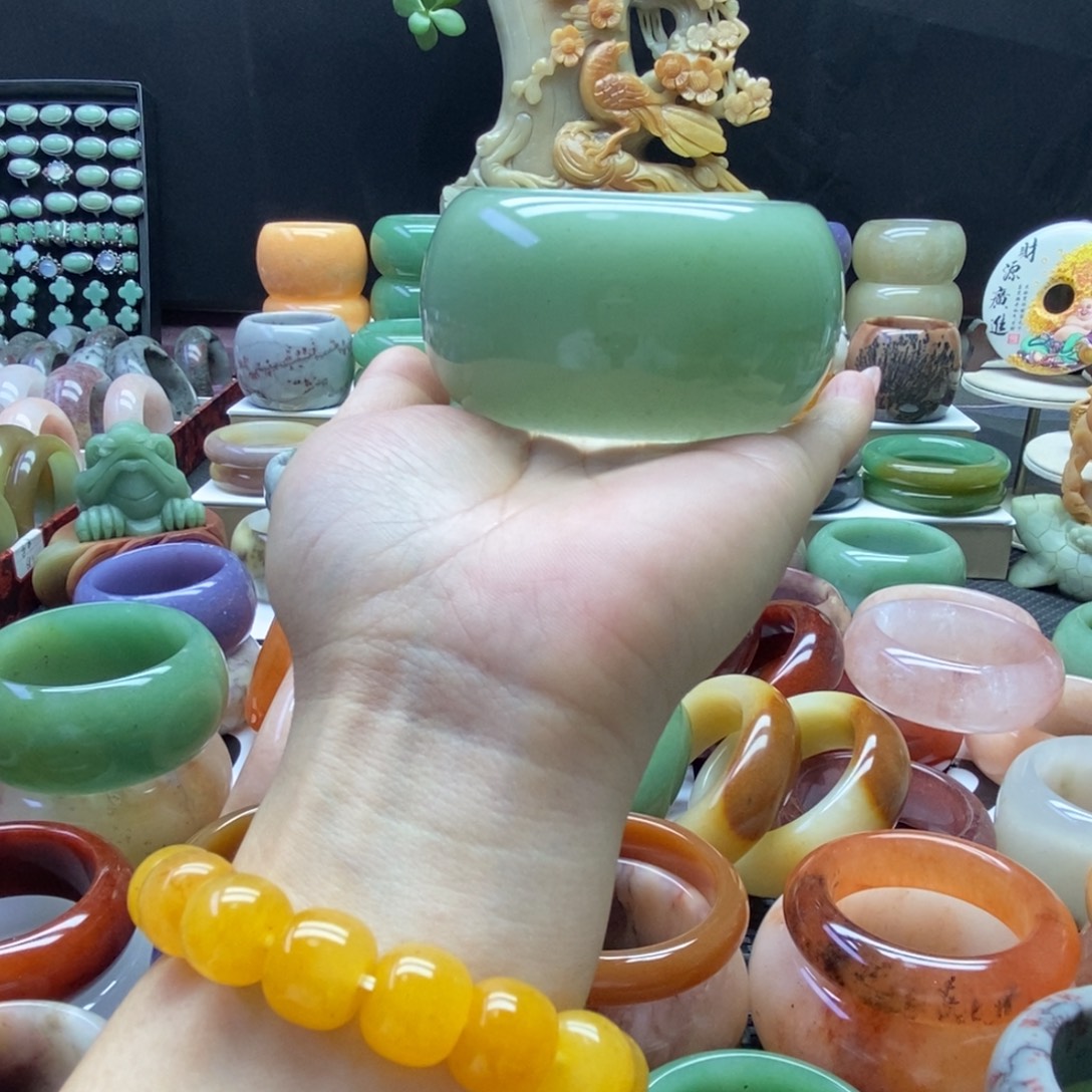 杨***胎石英质玉未镶嵌手镯