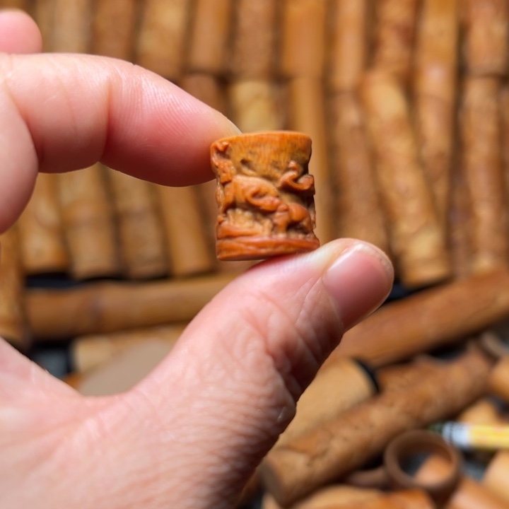 实心竹雕刻手把件