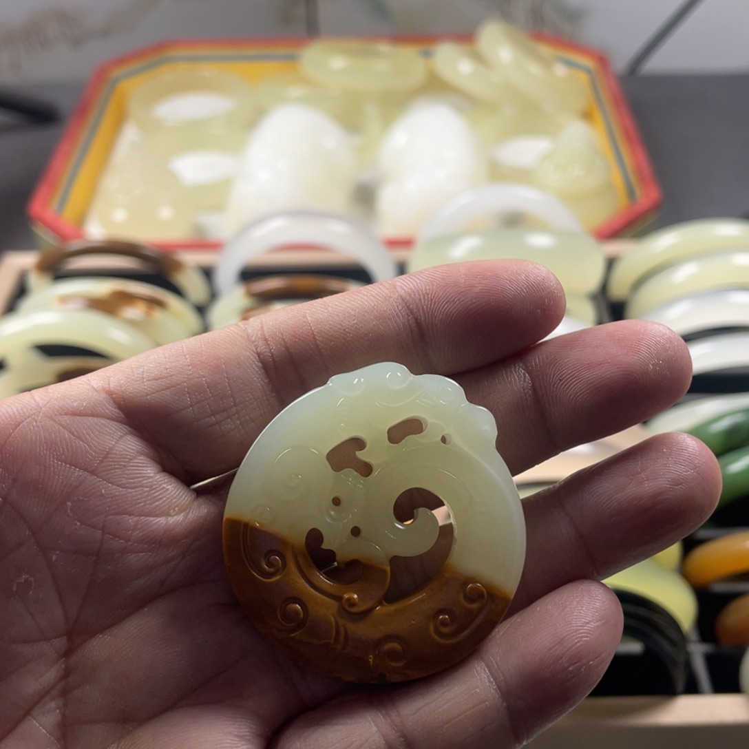 透闪石质玉颈饰未镶嵌黄口带皮鱼化龙吊坠