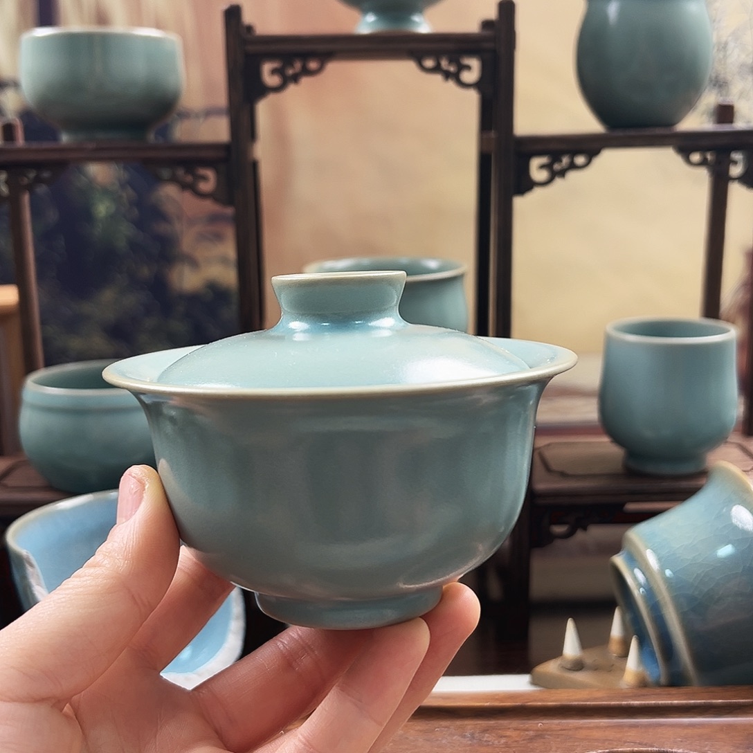 仿古青绿釉水两才盖碗