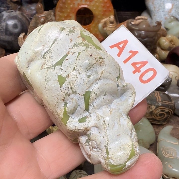 透闪石-蛇纹石玉未镶嵌颈饰