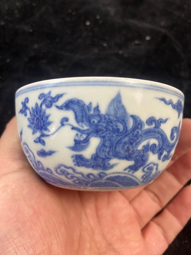 青花龙纹杯、口沿一小磕图4可见余全品、标本出