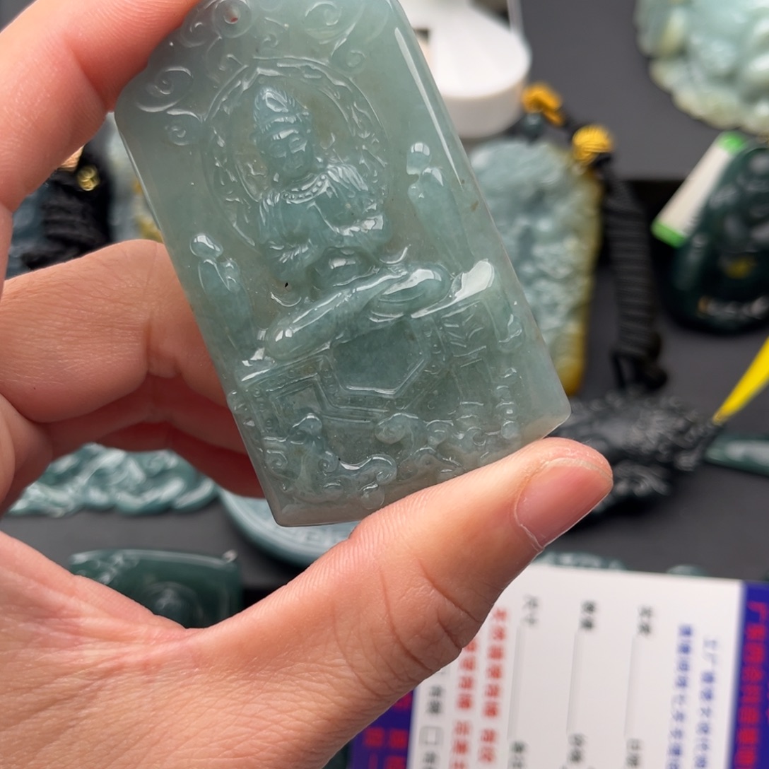 翡翠未镶嵌颈饰观音