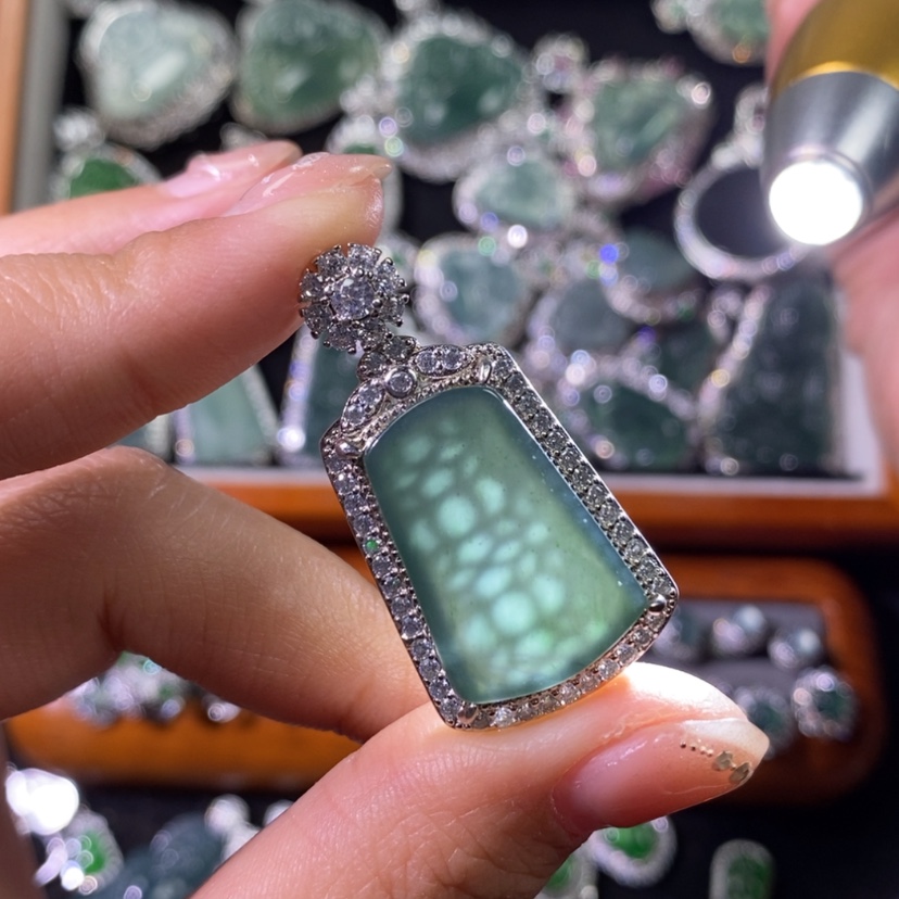 【闪购商品】翡翠颈饰未镶嵌天然