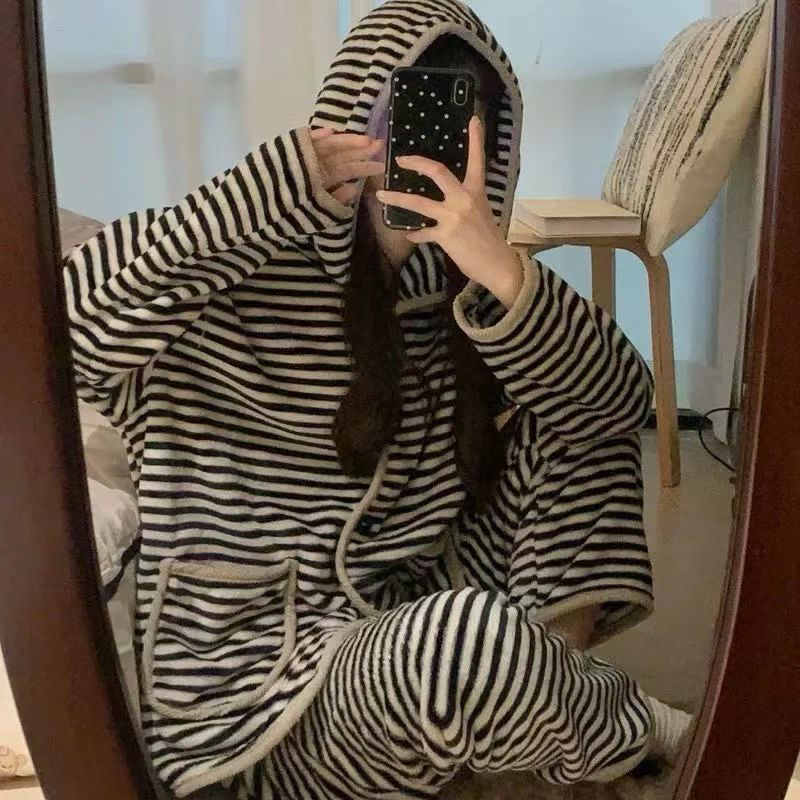   韩系条纹连帽家居服套装 