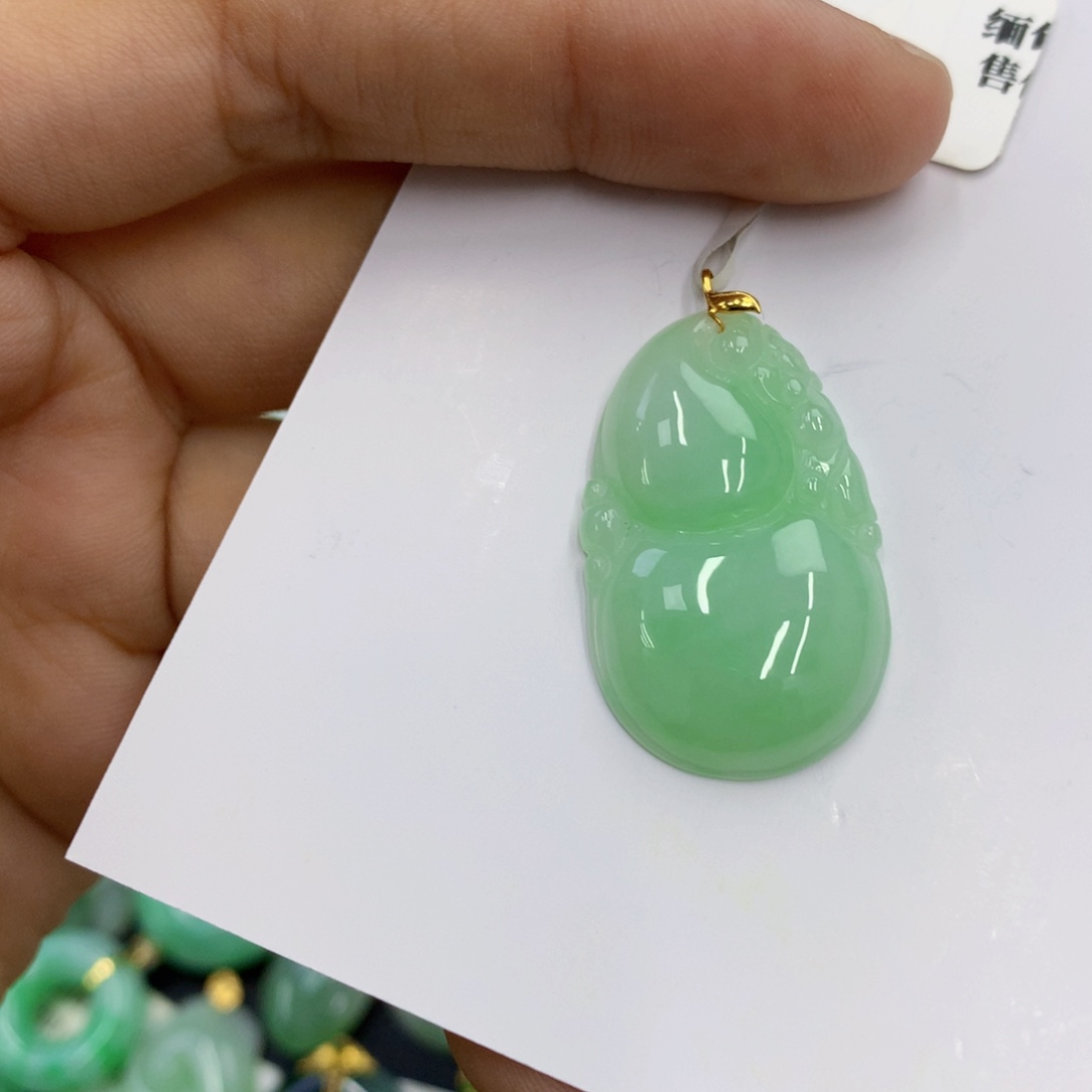 翡翠18K金镶嵌颈饰翡翠