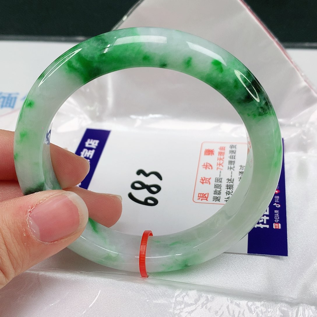 翡翠手镯未镶嵌翡翠