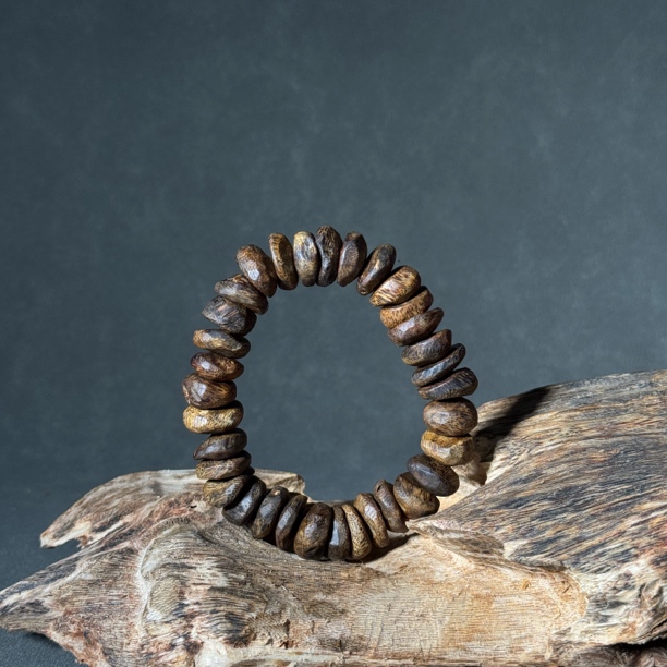 沉香【老香厂】A290尖峰岭白棋虫漏野包壳单圈手串（多样性发一）