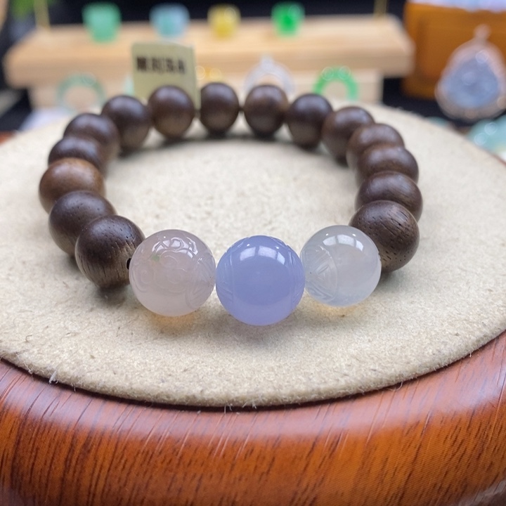 沉香木手串翡翠雕刻珠手串