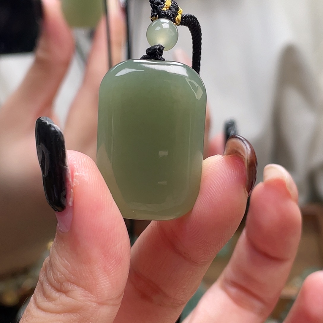 和田玉未镶嵌颈饰无事牌